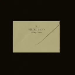 Zamknięta koperta w kolorze khaki z nadrukowanym czarnym tekstem 'Studio Laco Wedding Planner' i logo 'SL' na ciemnobrązowym tle, prezentująca elegancki minimalizm.