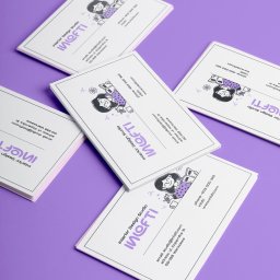 Nouva Atelier - Marta Lińska - Stos wizytówek z ilustracją i danymi kontaktowymi firmy Interior Design Studio Inlofti na fioletowym tle. Minimalistyczny design z rysunkową postacią.