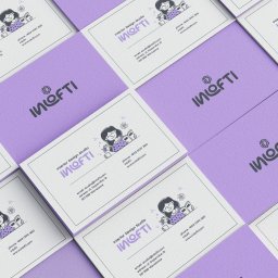 Nouva Atelier - Marta Lińska - Układ wizytówek w odcieniach fioletu i bieli, z ilustracją osoby czytającej książkę i logo 'InLofti Interior Design Studio' na teksturowanym tle.