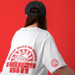 Nouva Atelier - Marta Lińska - Biała koszulka z czerwonym nadrukiem 'Frenzy Bite' i motywem burgera na tle czerwonego studia, widziana z tyłu na osobie w czarnej czapce.