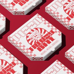 Nouva Atelier - Marta Lińska - Grafika pudełek na pizzę w czerwono-białej kolorystyce z motywem pizzy z twarzą i napisem 'Pizza Frenzy Bite. Slice. Sing. Repeat.', ułożonych pod kątem na czerwonym tle.