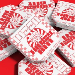 Nouva Atelier - Marta Lińska - Stos białych pudełek na pizzę z czerwonym, kreskówkowym logo i napisem 'Frenzy Bite'. Pudełka ułożone pod kątem na czerwonym tle. Grafika w stylu retro.