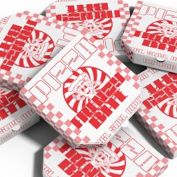 Nouva Atelier - Marta Lińska - Stos pudełek na pizzę z czerwono-białą grafiką w kratkę i logo z kawałkiem pizzy. Nowoczesny design opakowania z napisem 'Frenzy Bite'.