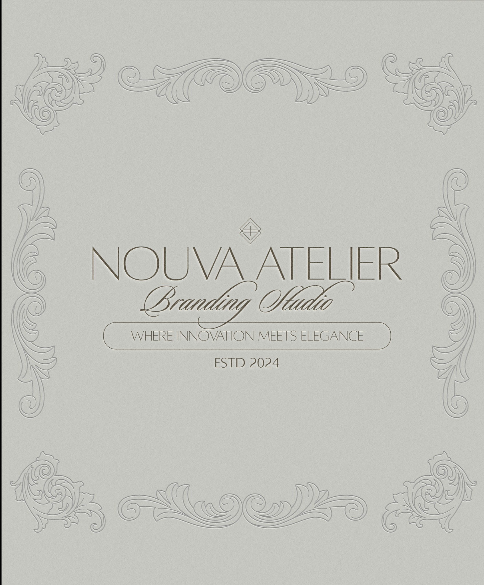Elegancki projekt identyfikacji wizualnej 'Nouva Atelier Branding Studio' z ornamentami w rogach, hasłem 'Where innovation meets elegance' i rokiem założenia 2024.
