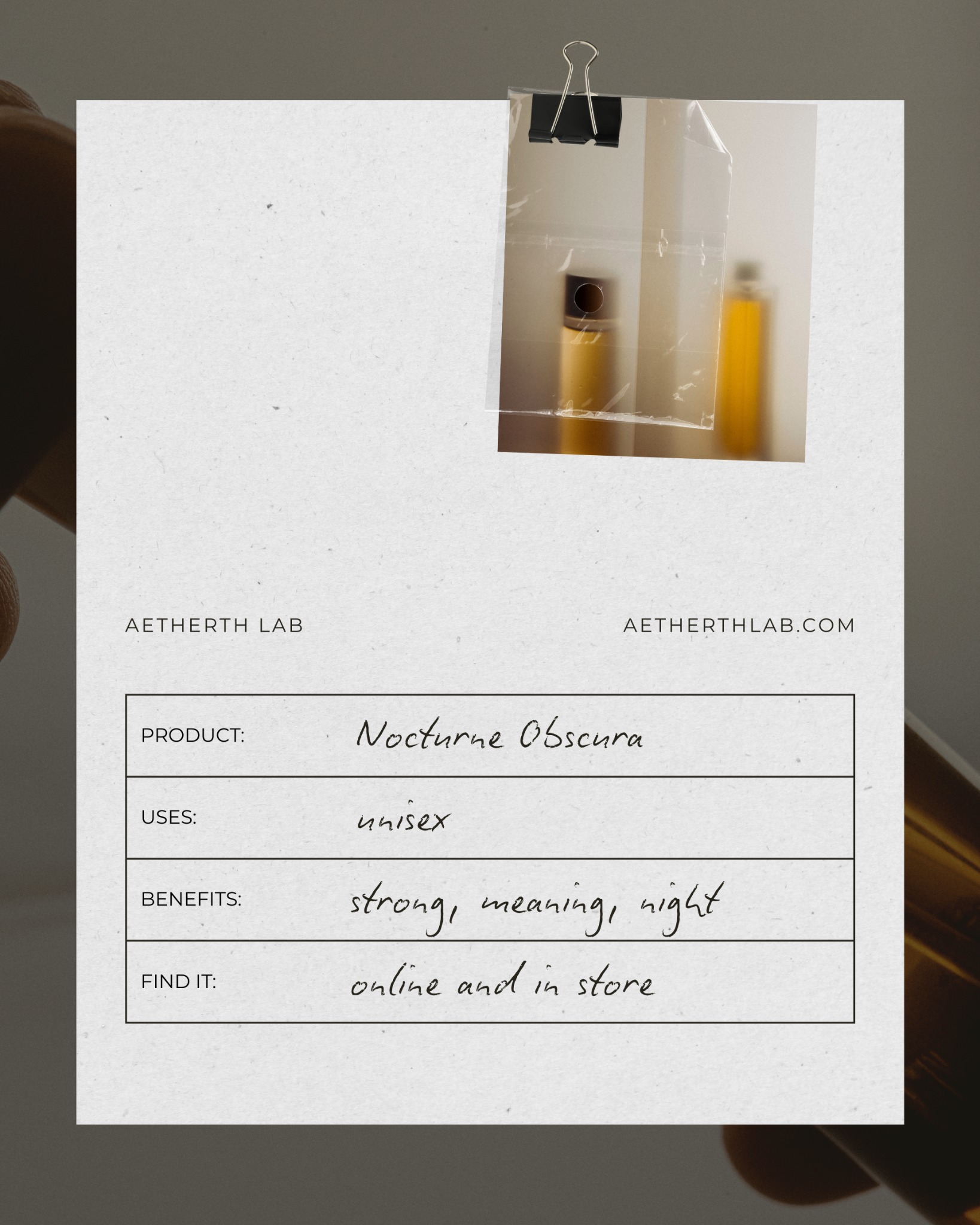 Minimalistyczna prezentacja perfum Aetherth Lab Nocturne Obscura. Informacje o produkcie na kartce, flakon w przezroczystym opakowaniu, przypiętym spinaczem.