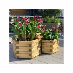 Dwa drewniane kwietniki o kwadratowej podstawie, wykonane z jasnych desek, wypełnione ziemią i kwitnącymi kaliami o bordowych kwiatach, ustawione na drewnianym tarasie.