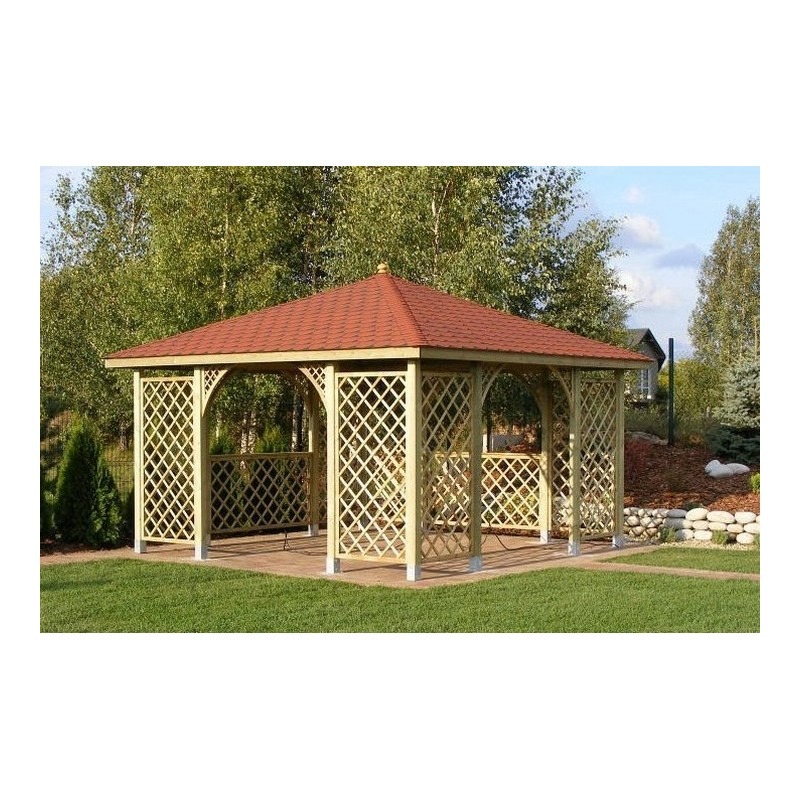 Ośmiokątna, drewniana konstrukcja z czerwonym dachem krytym dachówką, otoczona zielenią trawnika i drzew, z elementami dekoracyjnymi z kamienia w tle.