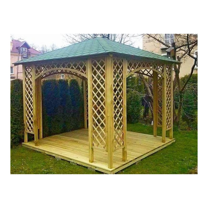 Drewniana konstrukcja altany z zielonym dachem na trawniku, widoczna z bliska z elementami dekoracyjnymi w postaci kratownicy.