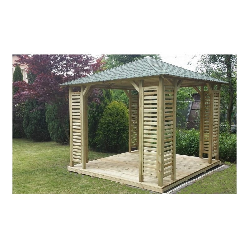 Nowa, drewniana konstrukcja z zielonym, spadzistym dachem, z pionowymi panelami z listew, ustawiona na wypielęgnowanym trawniku.