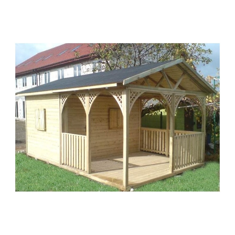 Drewniana konstrukcja z zadaszeniem, prawdopodobnie pawilon ogrodowy lub domek letniskowy, z elementami dekoracyjnymi w postaci łuków i drewnianych balustrad, ustawiona na trawniku przed budynkiem...