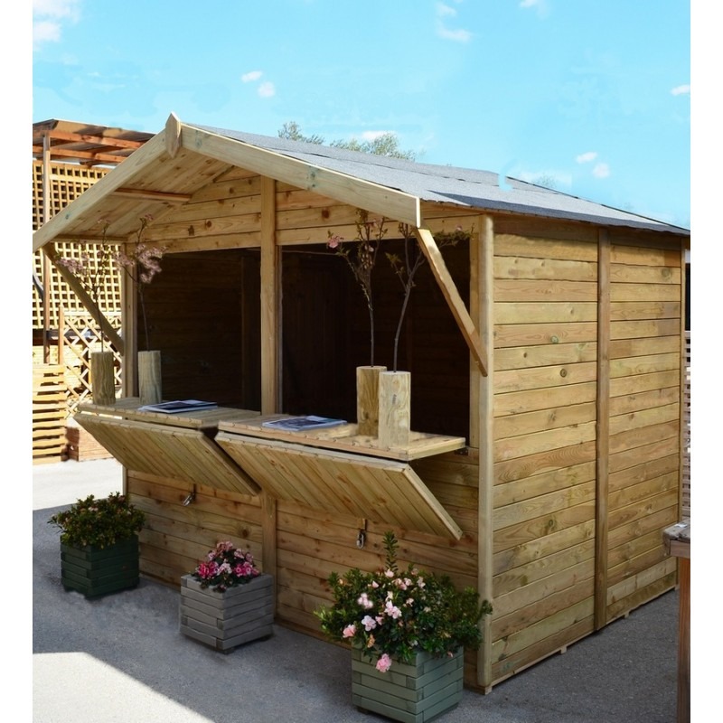 Drewniana konstrukcja z dwuspadowym dachem, otwartymi okienkami z podnoszonymi blatami, dekorowana kwiatami w donicach, na zewnątrz.