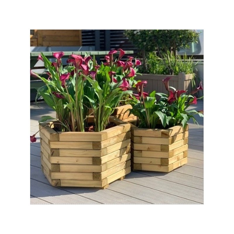 Dwa drewniane kwietniki o kwadratowej podstawie, wykonane z jasnych desek, wypełnione ziemią i kwitnącymi kaliami o bordowych kwiatach, ustawione na drewnianym tarasie.