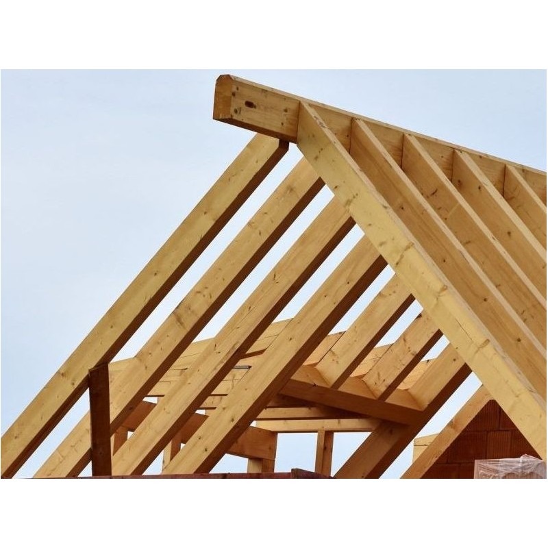 Konstrukcja drewniana dachu w trakcie budowy, widoczne krokwie i murłaty, w tle błękitne niebo.