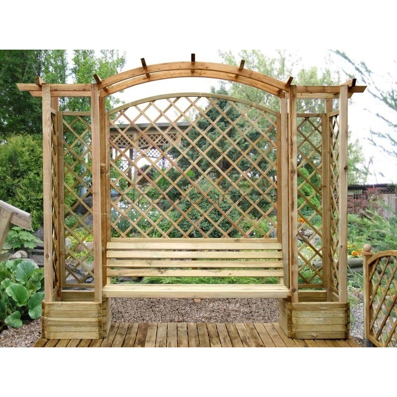 Drewniana huśtawka ogrodowa z kratownicą, umieszczona na tarasie z desek, z widocznym ogrodem w tle.