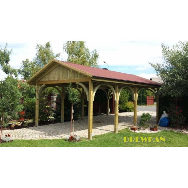 Zadaszona konstrukcja drewniana z czerwonym dachem, podparta na drewnianych kolumnach z łukami, na wybrukowanym podłożu, otoczona zielenią ogrodową.