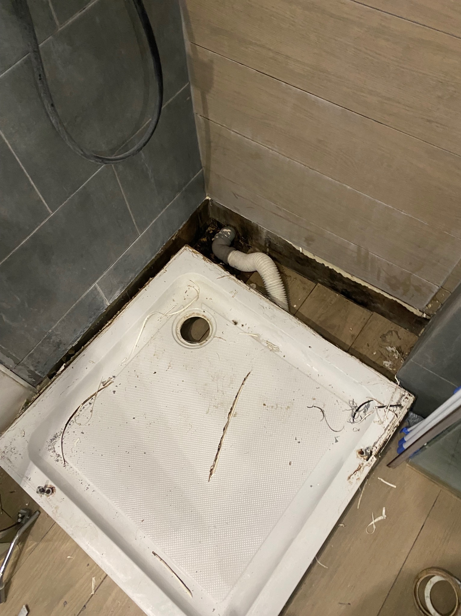 Rozebranie kabiny prysznicowej, usunięcie przecieku.