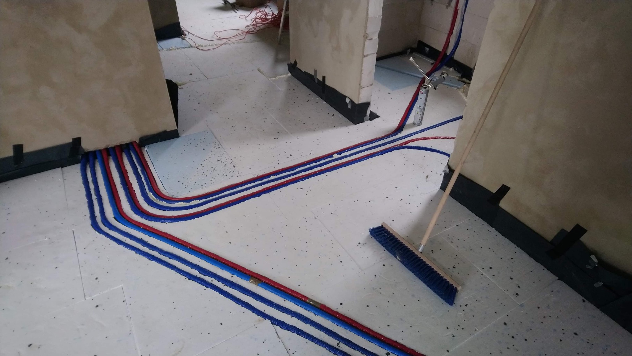 Ciepła i zimna woda w warstwie styropianu