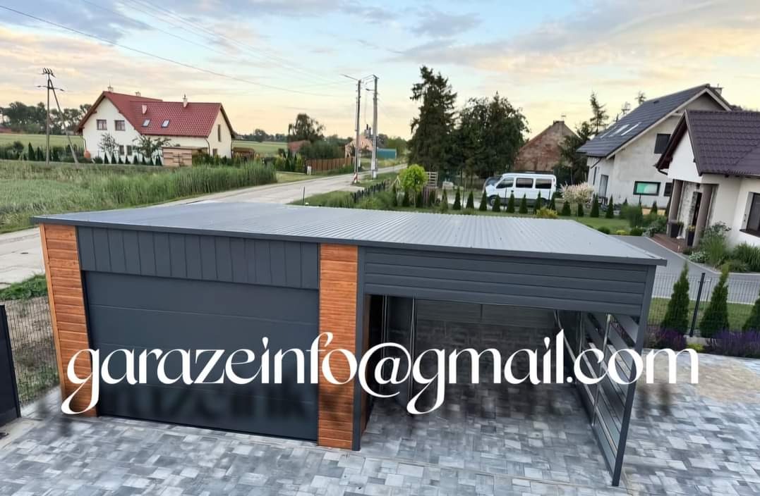 Szary garaż blaszany z drewnianymi akcentami, z dwoma sekcjami: zamykaną bramą i otwartym wjazdem, na tle domów jednorodzinnych i brukowanego podjazdu.