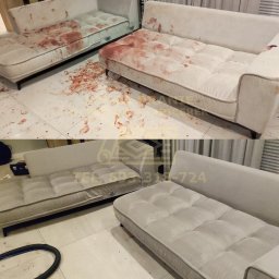 Extra pranie dywanów i tapicerek - Dwie beżowe kanapy: jedna silnie zabrudzona czerwoną substancją, druga po czyszczeniu, z widocznymi śladami pracy i odkurzaczem w tle.