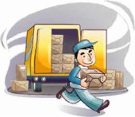 Karykaturalny kurier w czapce, biegnący z paczką na tle otwartego, żółtego furgonetki z ładunkiem kartonowych pudeł.