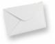 Biała, pusta koperta w formacie DL leżąca lekko ukośnie na białym tle, rzucająca delikatny cień.