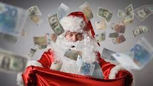 Mikołaj z szeroko otwartymi ustami trzymający worek, z którego wylatują banknoty euro i dolarów, rozmyte tło.