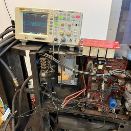 STUDIO AUTOMATYKI PRZEMYSŁOWEJ KOMERCYJNEJ I DOMOWEJ SŁAWOMIR KORCZYŃSKI - Oscyloskop Rigol wyświetlający przebieg sygnału podłączony do otwartej obudowy urządzenia z widoczną płytą elektroniki i okablowaniem.