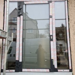 Dom jednorodzinny w Berlinie. Okna PVC Kommerling 76MD + żaluzje fasadowe + drzwi ALU