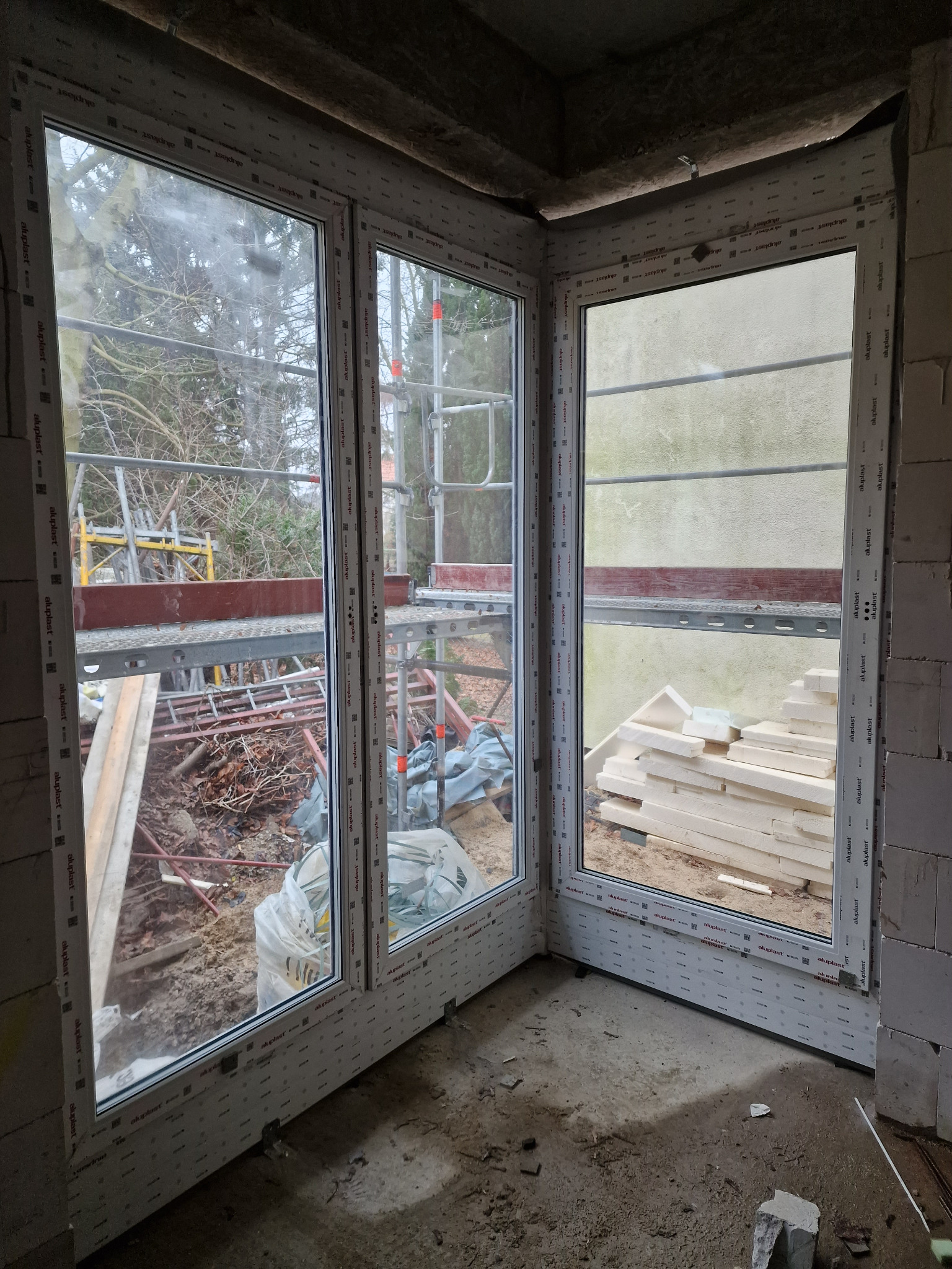 Domek jednorodzinny. Niemcy. Okna PVC ALUPLAST Ideal 4000 + rolety adaptacyjne Heroal