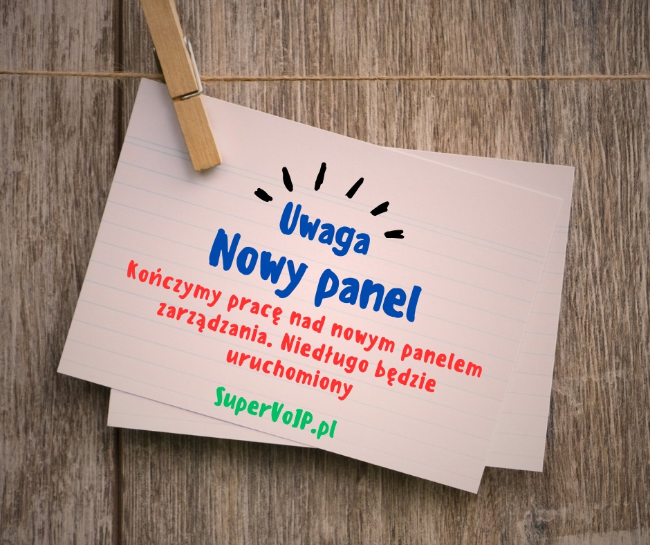 Kartka z napisem 'Uwaga Nowy Panel' i informacją o zakończeniu prac nad nowym panelem zarządzania, przymocowana klamerką do sznurka na tle drewnianej powierzchni. Na dole widoczny adres SuperVoIP.pl.
