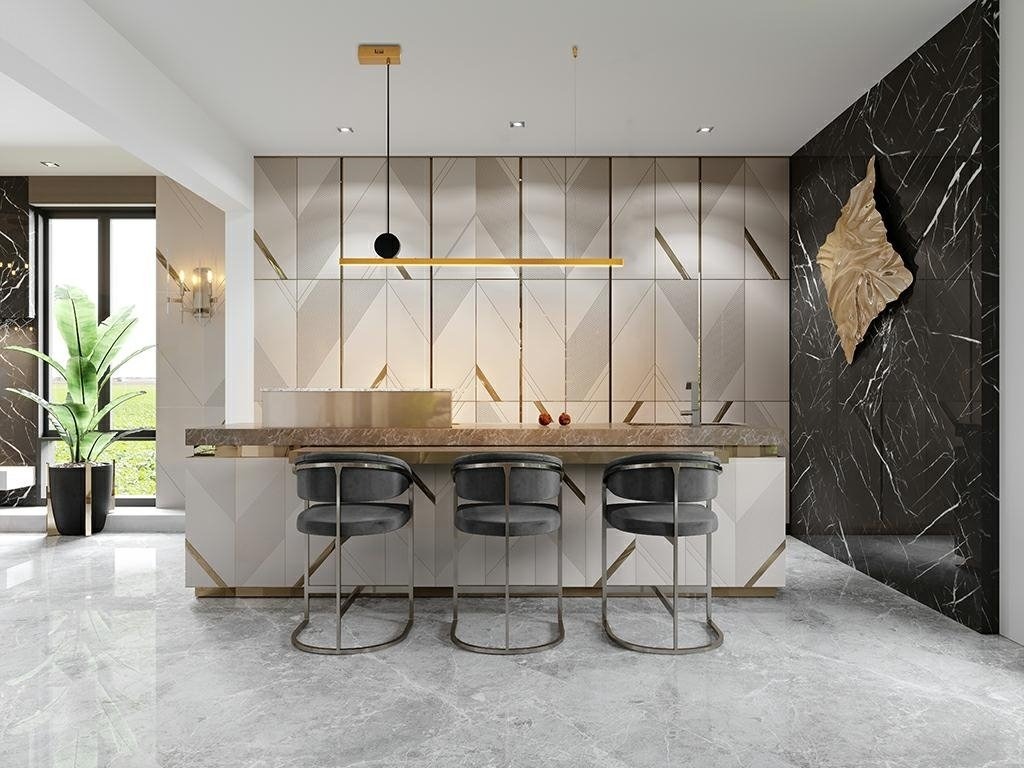 Nowoczesna kuchnia z marmurową wyspą, trzema szarymi krzesłami barowymi, geometryczną ścianą w odcieniach beżu i złota, oraz marmurową ścianą z dekoracją w kształcie liścia.