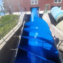 Odnowiona powłoka lakiernicza na turbinie wodnej.