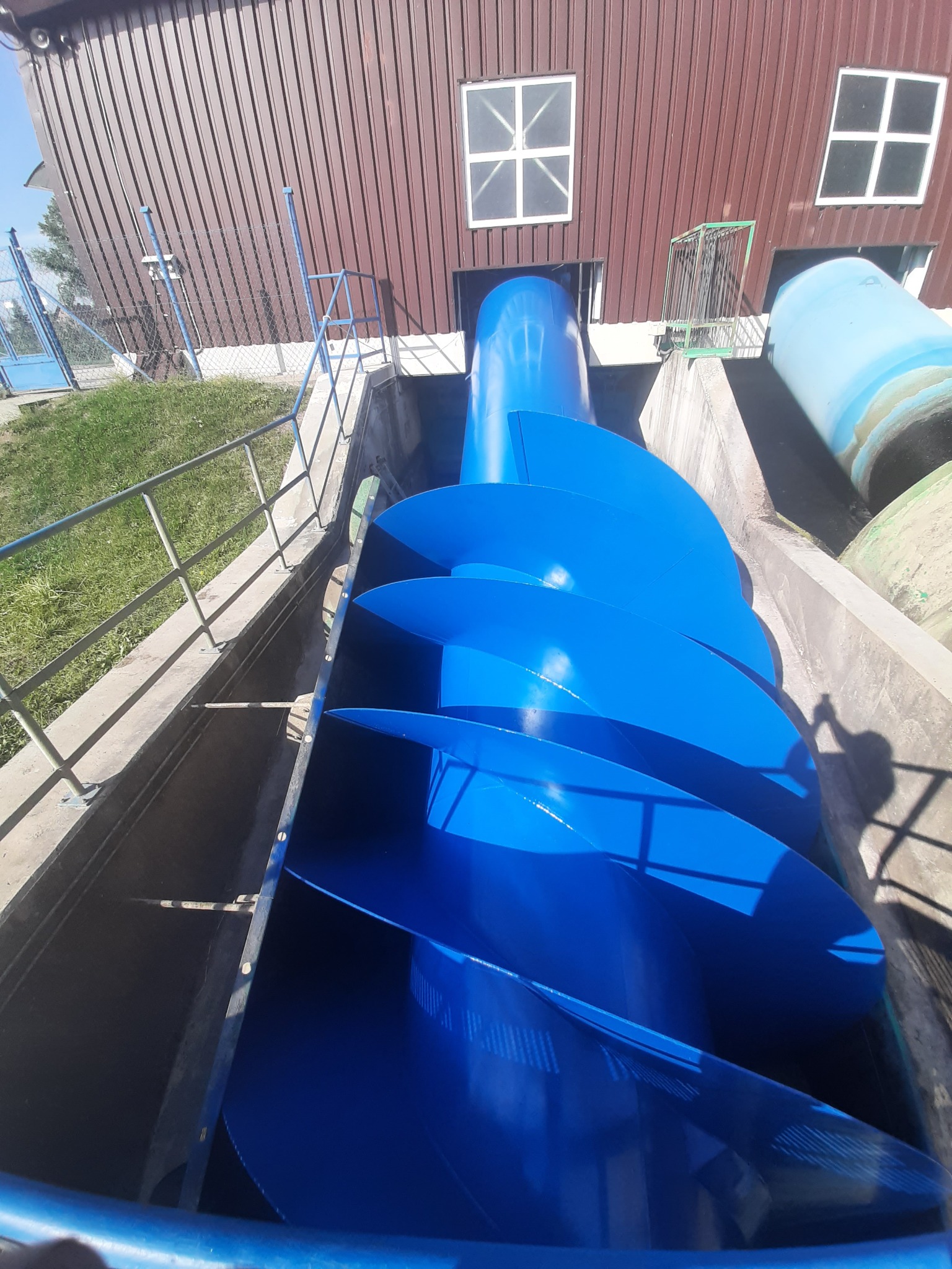 Odnowiona powłoka lakiernicza na turbinie wodnej.