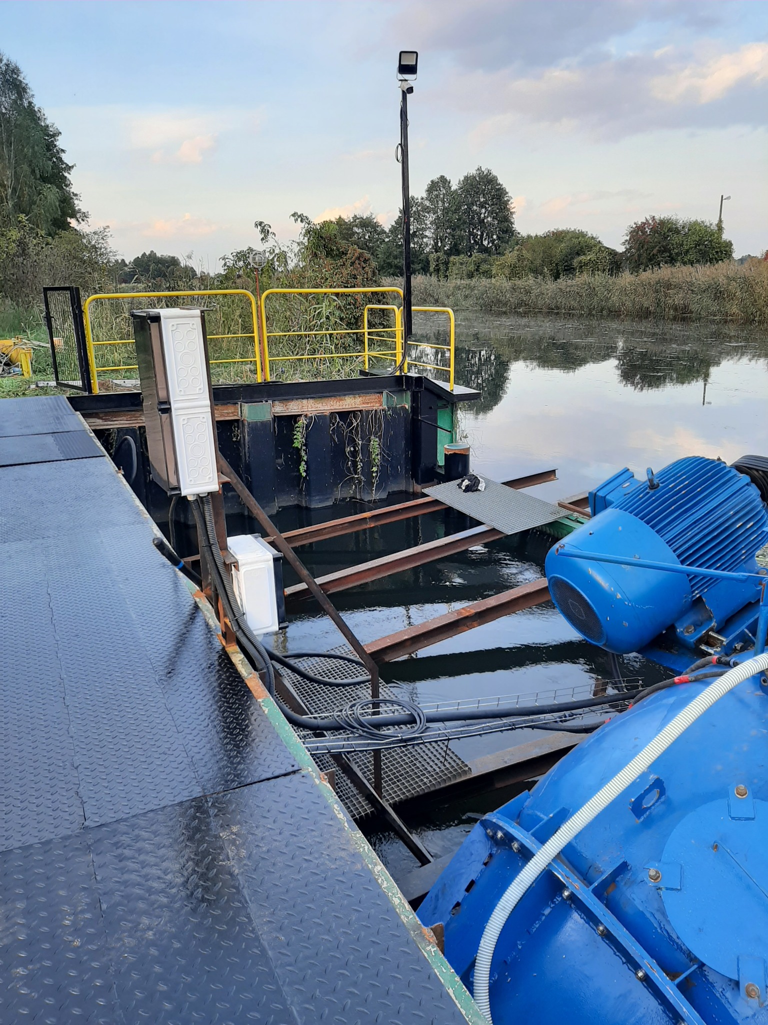 Modernizację naprawy i serwis elektrowni wodnych.