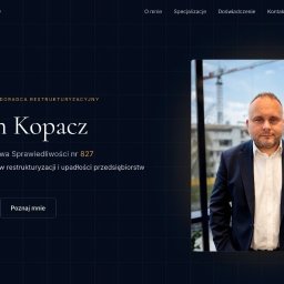 AdSpice pięć specjalizacji, jeden ekosystem. - Zrzut ekranu profesjonalnej strony internetowej Marcina Kopacza, doradcy restrukturyzacyjnego, z jego portretem na tle miejskiego krajobrazu i danymi kontaktowymi.