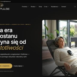 AdSpice pięć specjalizacji, jeden ekosystem. - Strona internetowa VitaPulse z nagłówkiem 'Nowa era dobrostanu', ukazująca kobietę relaksującą się w fotelu, używającą urządzenia VitaPulse.