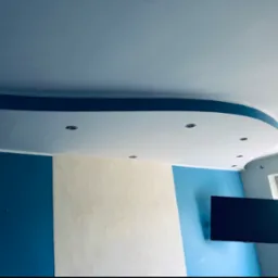 Nowoczesne wnętrze: Błękitna ściana kontrastuje z kremową fakturą, podwieszany sufit z ciemnoniebieskim akcentem i wbudowanym oświetleniem, telewizor na ścianie, okno w tle.