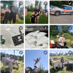 Biała koszulka zapakowana w folię z przywieszką z logo firmy leżąca na blacie, obok drukarka DTG i stos białych koszulek z nadrukiem logo firmy produkującej wodę mineralną.