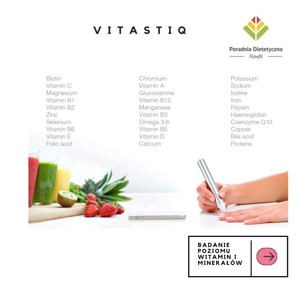 Badanie poziomu witamin i minerałów: dłoń z elektronicznym długopisem nad palcem, obok koktajle owocowo-warzywne, truskawki, kiwi, ananas i lista składników odżywczych.