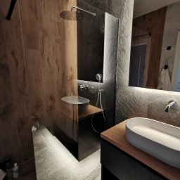 Kabina prysznicowa z efektem Lumoo , jest to opatentowany efekt  zanikającej powłoki lustrzanej. 