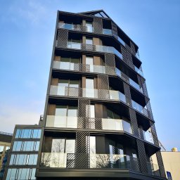 Balustrady szklane na apartamentowcu przy ul Dobra 32 , Warszawa