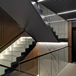 Balustrady wewnętrzne w budynku przy ul.Dobra 32 