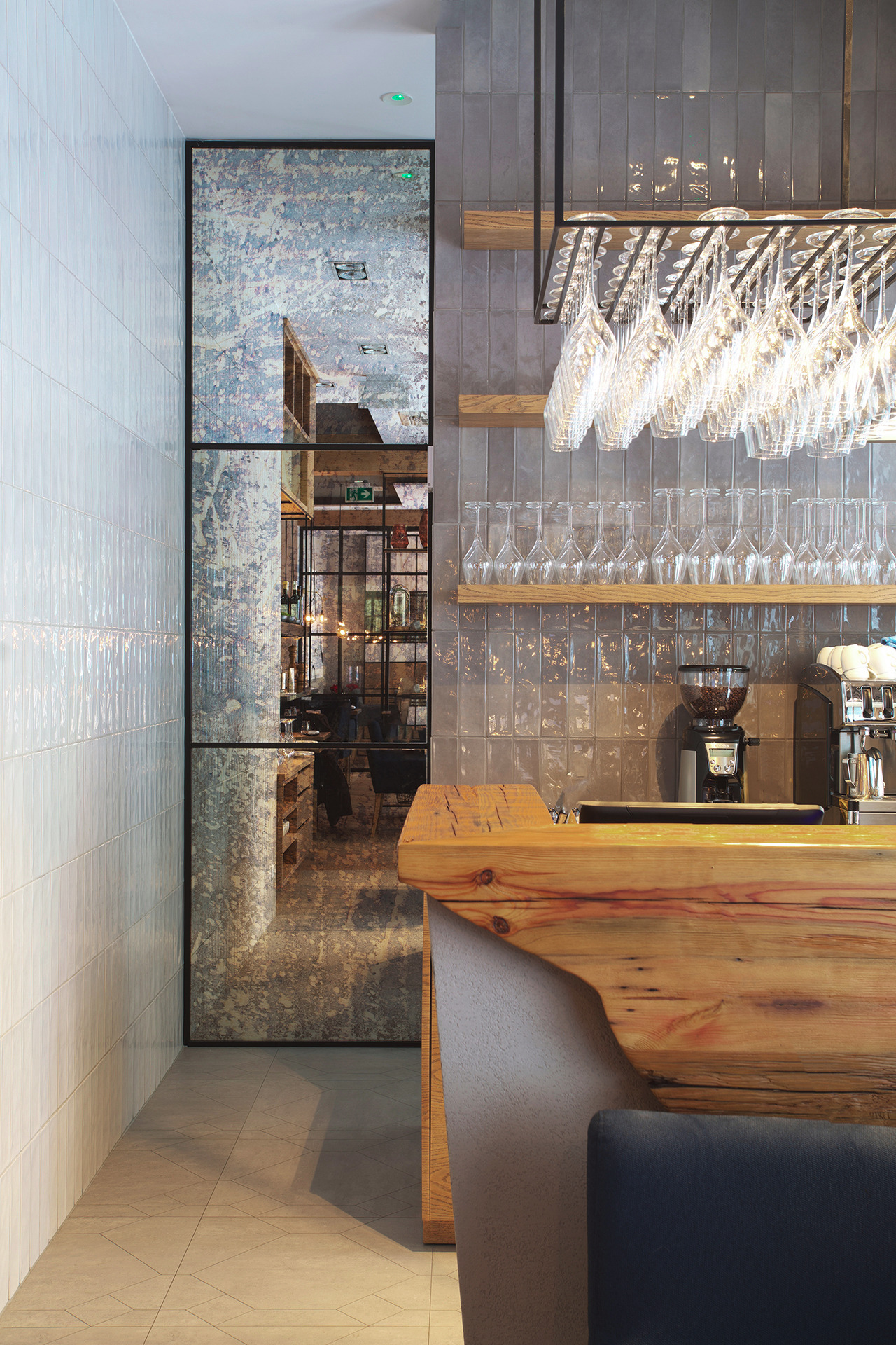 zabudowa barowa restauracja na ul Koszykowej - Warszawa