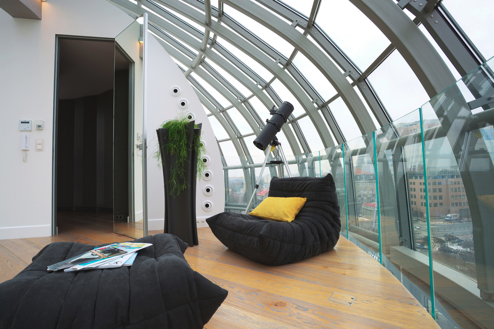 balustrada całoszklana z drzwiami ukrytymi.