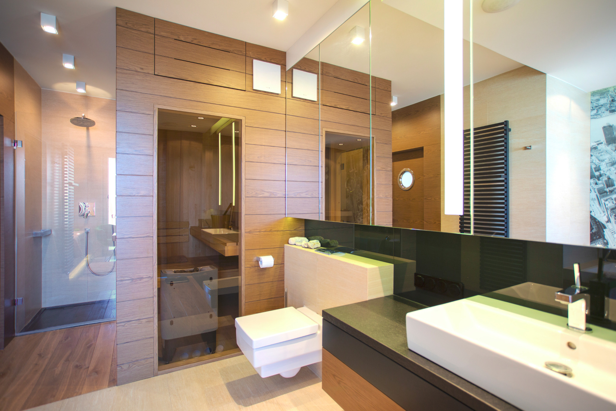 lustro na podkonstrukcji oraz drzwi szklane do sauny