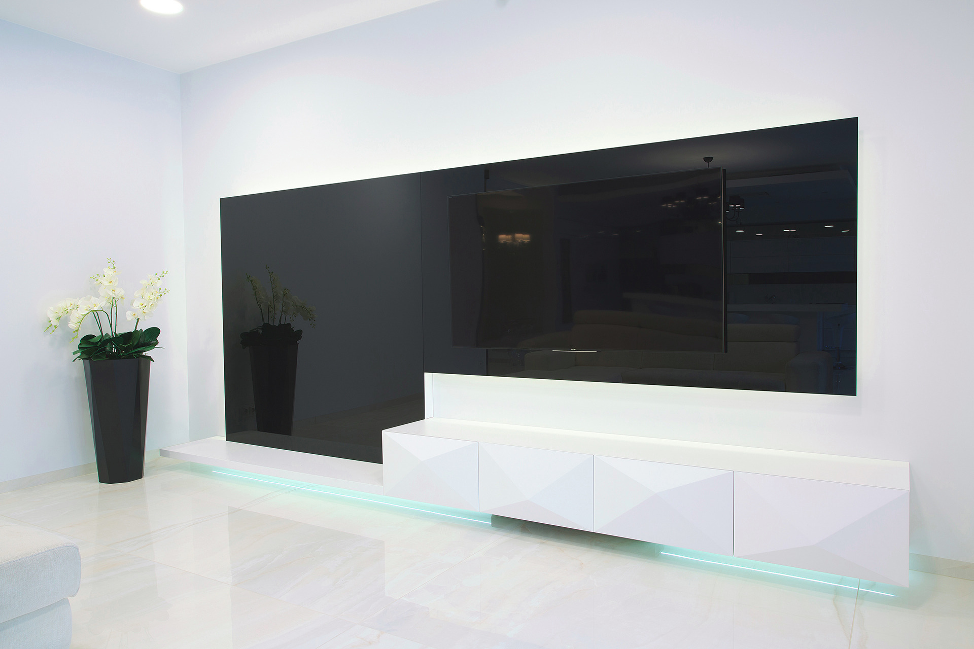 konstrukcja z okładziną szklaną na ścianę do zawieszenia telewizora.