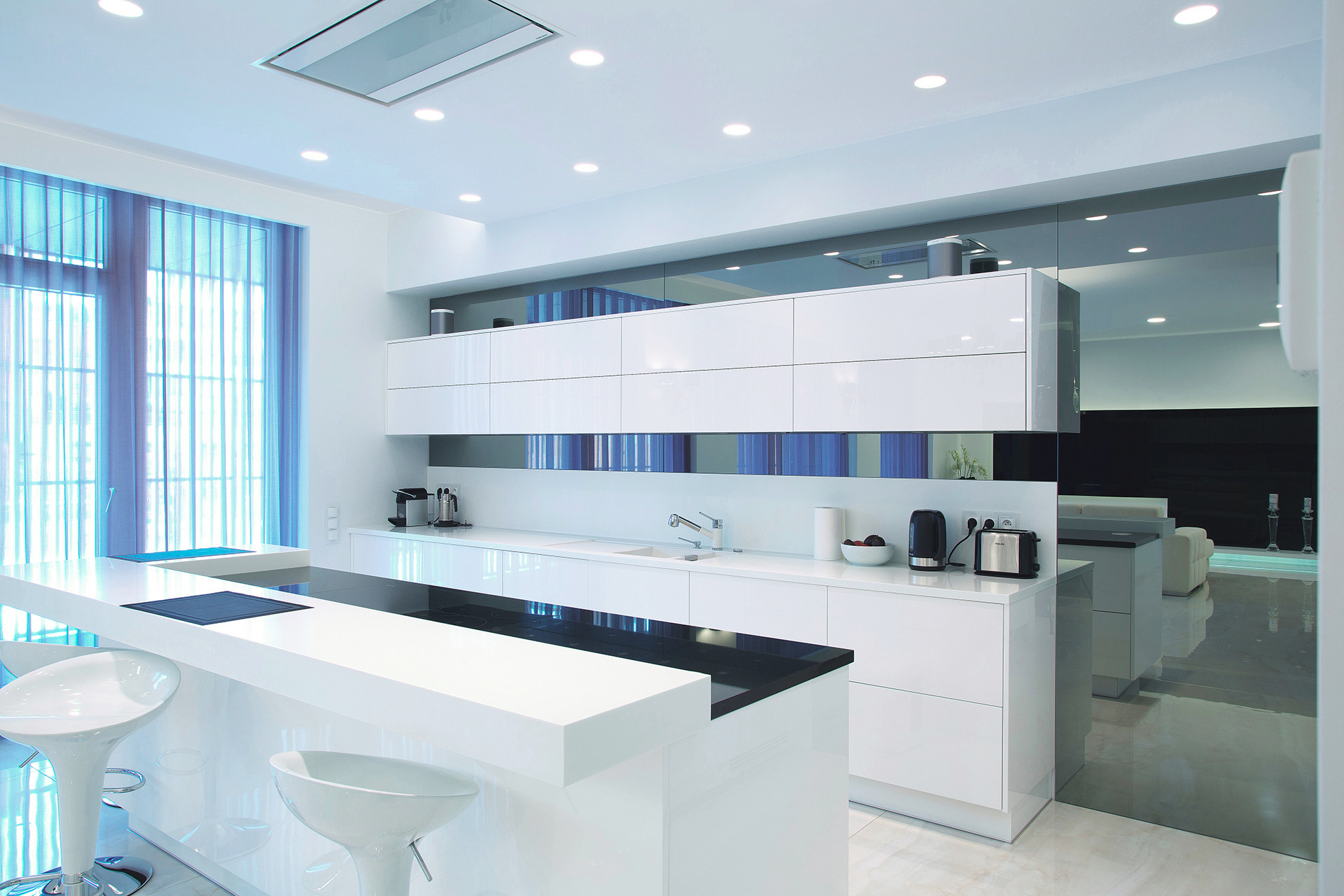 lustra wkomponowane w projekt szafek kuchennych