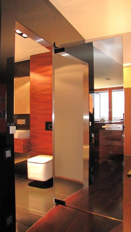 wejście do łazienki z drzwiami szklanymi