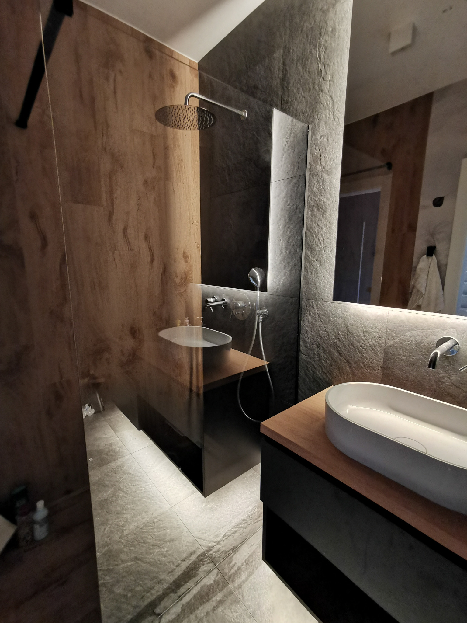 Kabina prysznicowa z efektem Lumoo , jest to opatentowany efekt zanikającej powłoki lustrzanej.