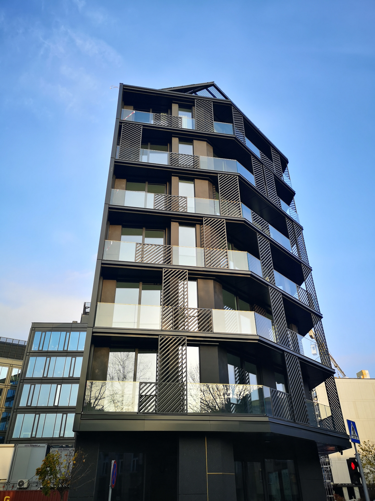 Balustrady szklane na apartamentowcu przy ul Dobra 32 , Warszawa